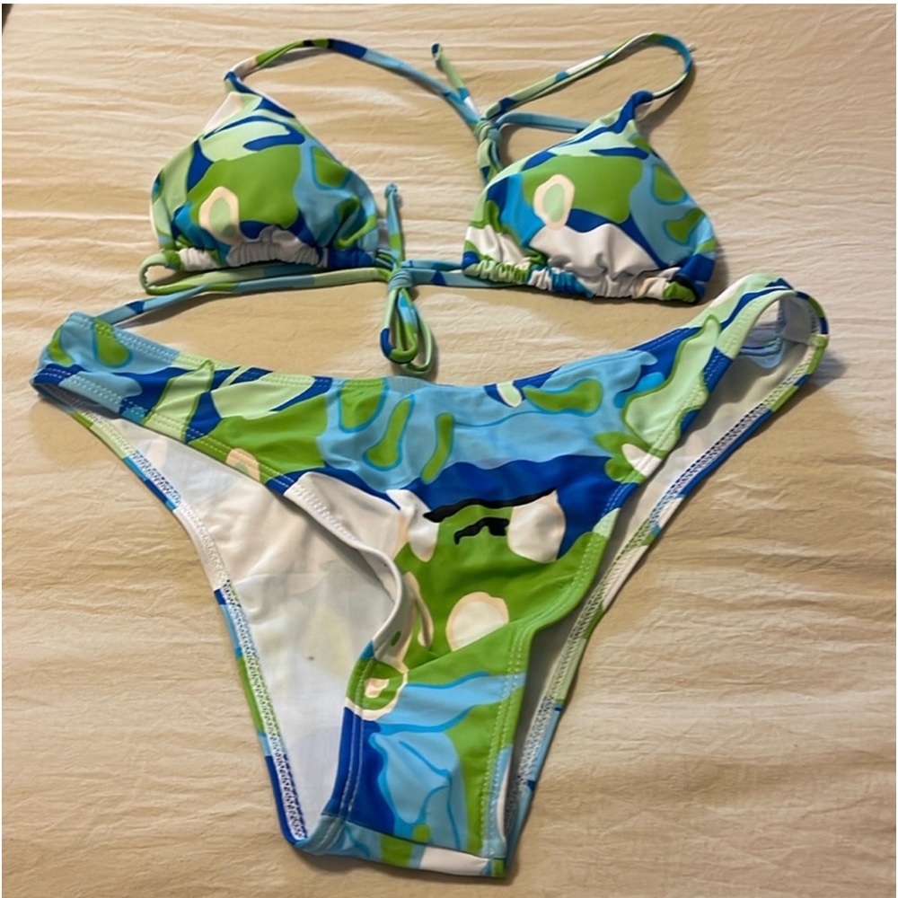 M/lg bikini 👙 was too small for me. Very nice swimsuit for someone smaller.